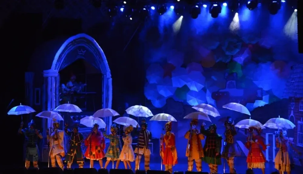 Los Cyranos y sus paraguas en e Teatro de Verano