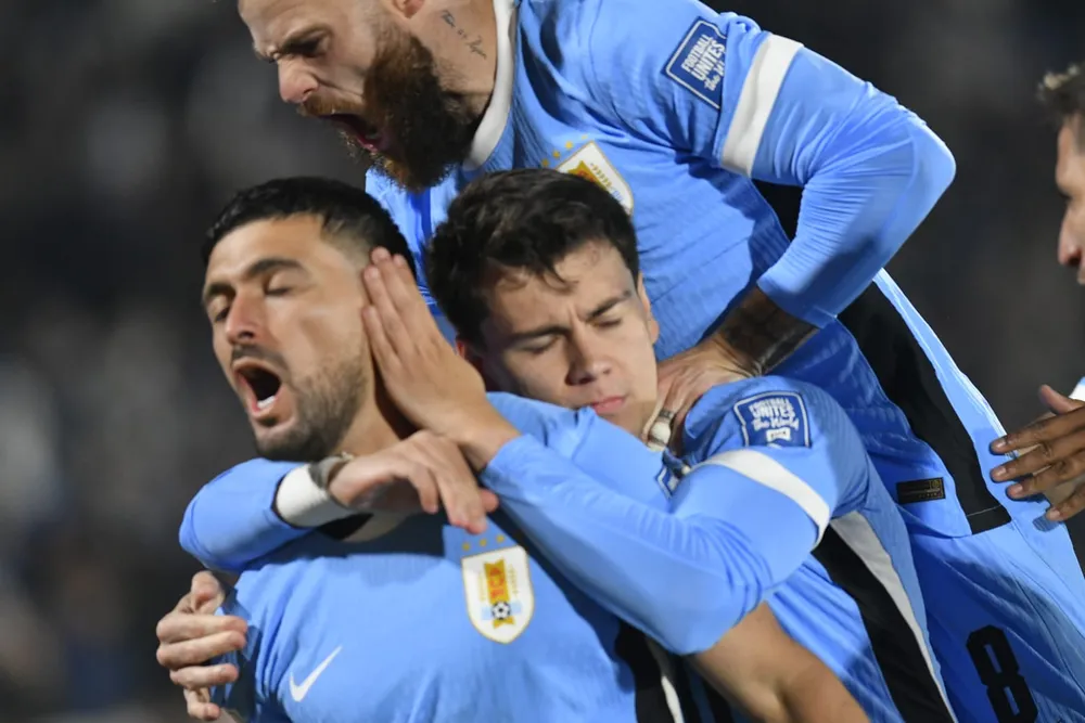 Giorgian De Arrascaeta celebra su gol para Uruguay ante Venezuela por Eliminatorias junto a Facundo Pellistri y Nahitan Nández