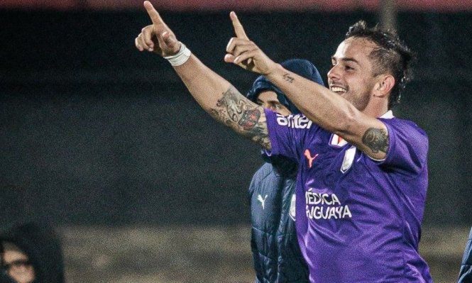 Octavio Rivero celebra el 1-1 para Defensor Sporting