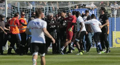 La Policía debió intervenir para separar a los ultras de los jugadores rivales