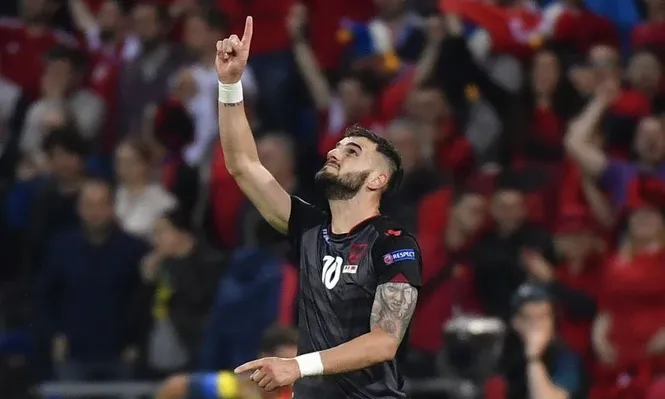Armando Sadiku autor del primer gol de Albania en fase final de Eurocopa