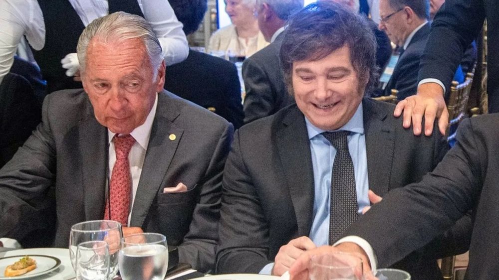 El presidente Javier Milei junto al titular de Unión Industrial Argentina (UIA) en un almuerzo empresario)