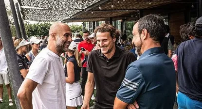Pep Guardiola y Diego Forlán disfrutan de una charla luego de jugar al golf en España