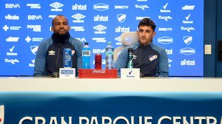 Luis Mejía y Gastón Martirena en conferencia de prensa