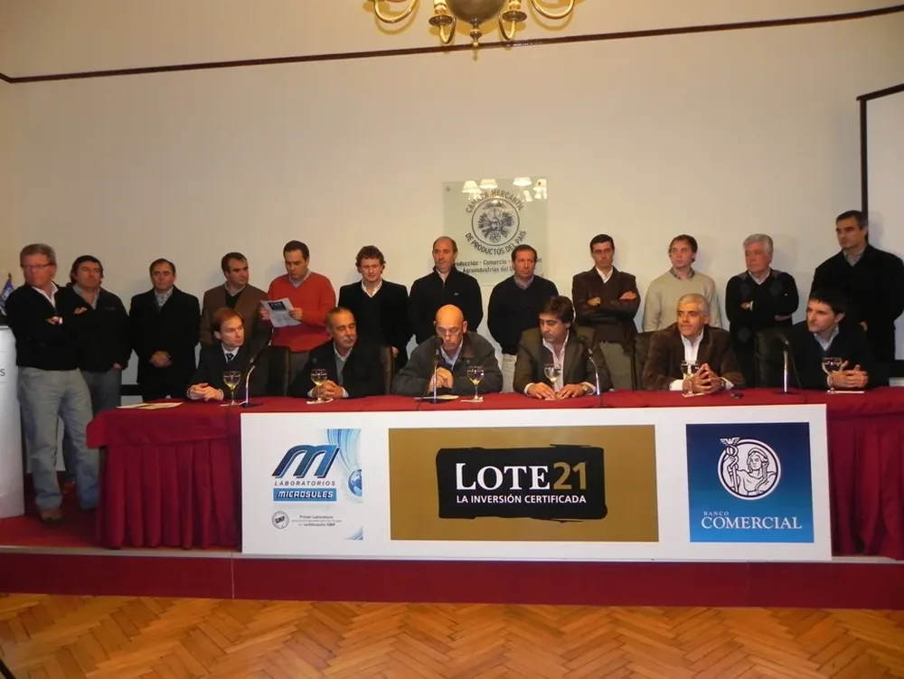 Representantes de Lote 21, del banco Comercial y de TCC y TDH en la conferencia