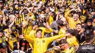 Nacional vs Peñarol EN VIVO: la locura del banderazo de los hinchas de Peñarol cuando pasó el ómnibus previo al clásico del Gran Parque Central