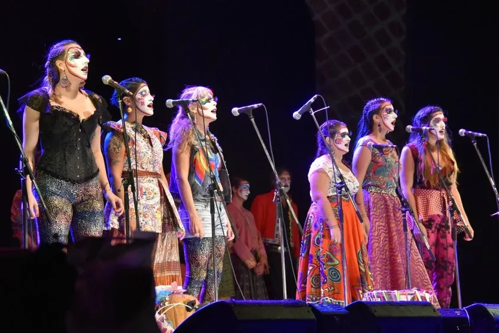 Las seis damas que integran este año una Falta y Resto nuevamente transgresora.