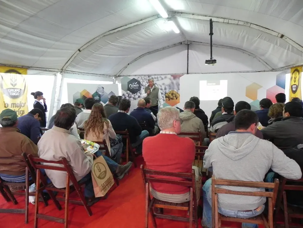 Francisco Lezama recibió a los invitados en el stand de Calmer