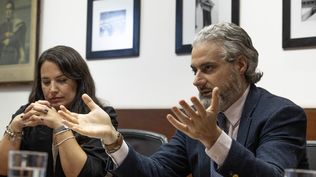 Herman Kamil y Victoria Buscio, de la Unidad de Gestión de Deuda del Ministerio de Economía y Finanzas. Herman Kamil y Victoria Buscio, de la Unidad de Gestión de Deuda del Ministerio de Economía y Finanzas.