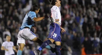 Fernando Machado marcando a Leo Gamalho