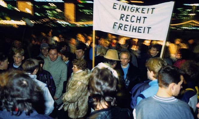 Manifestación en demanda de cambios en la RDA realizada en Alexanderplatz en noviembre de 1989.