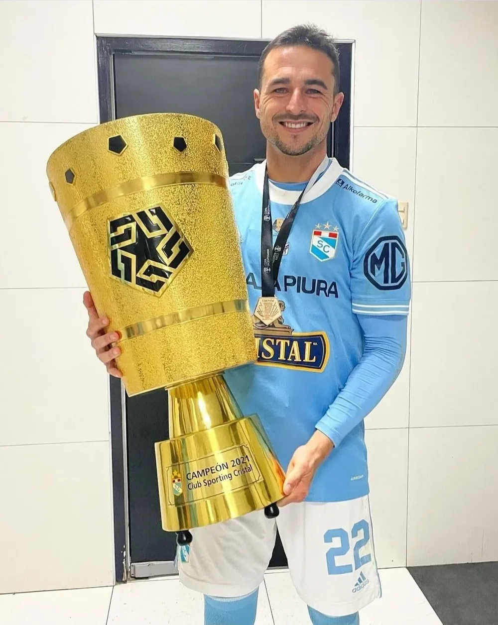 Alejandro González, el ex Peñarol, con la camiseta de Sporting Cristal y la Copa Bicentenario, recientemente ganada