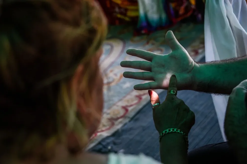 Las hermanas Sofía y Guadalupe Marcos trabajan de adivinar la suerte.