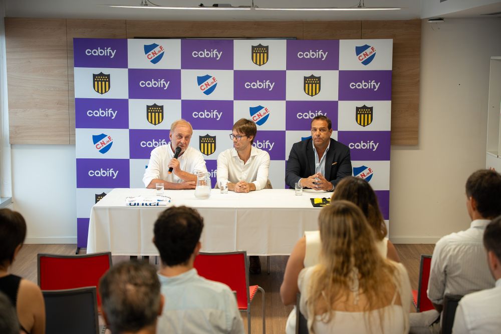 Ricardo Vairo e Ignacio Ruglio en el acuerdo de Nacional y Peñarol con Cabify Uruguay