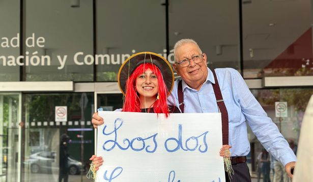 La joven junto a su abuelo