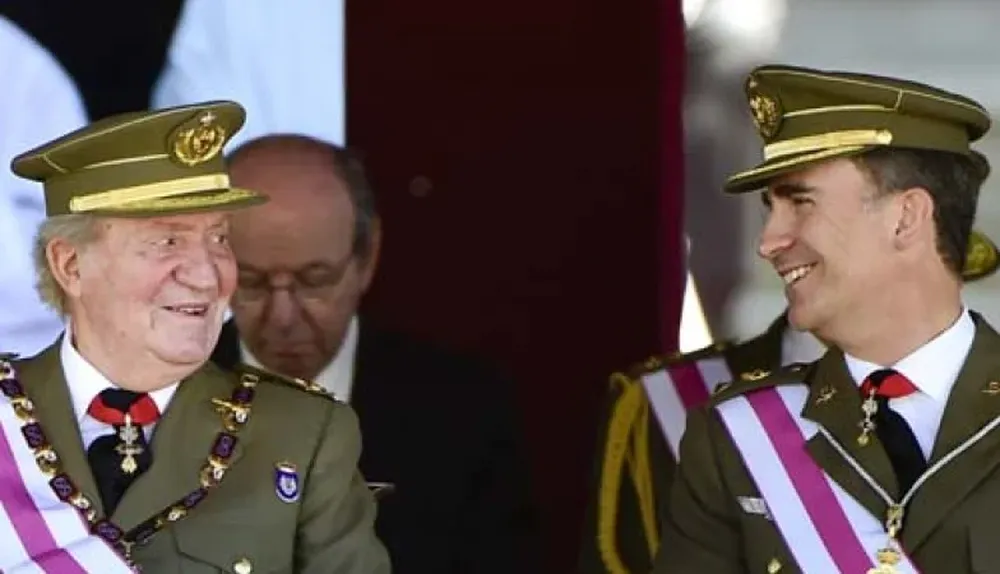 Juan Carlos I y Felipe VI, en el primer acto público después del anuncio de que el príncipe relevará al rey