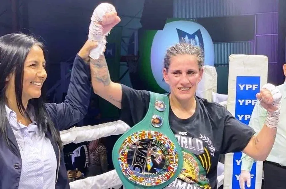 El puño en alto, campeona