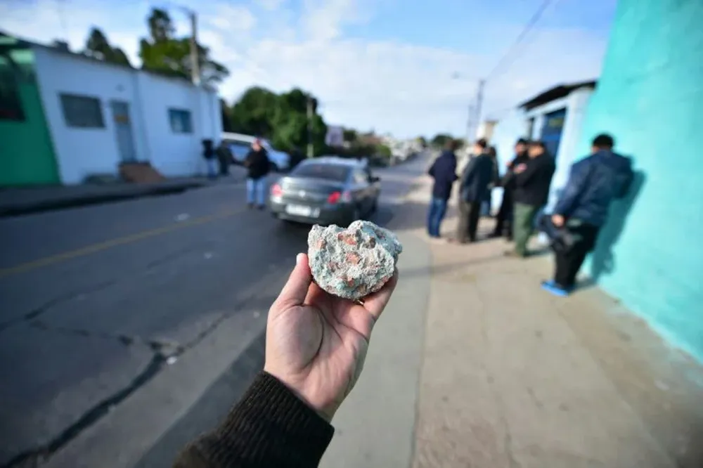 Piedra utilizada por los vecinos para atacar a la Policía en el barrio Marconi
