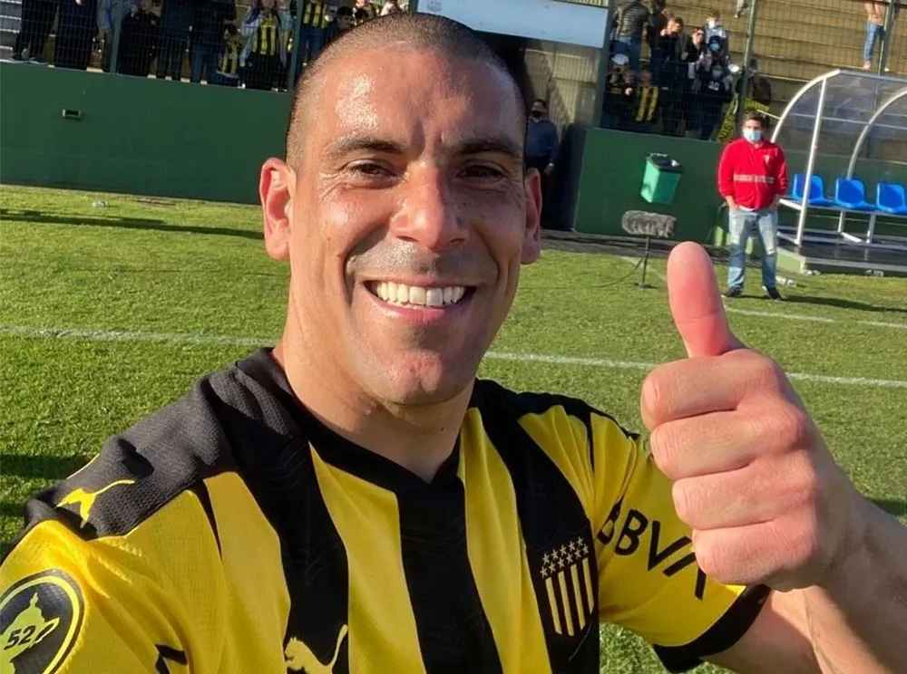Maxi Pereira, con el dedito para arriba de Peñarol puntero en el Clausura y en la Anual