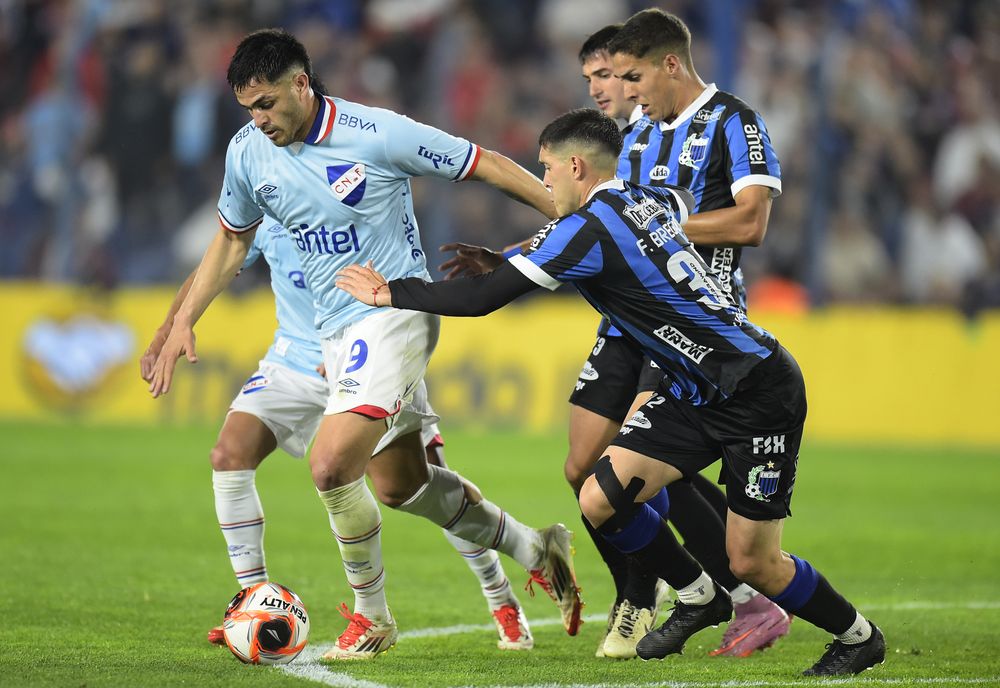 Maximiliano Gómez, Francisco Bregante y Enzo Castillo en el último partido entre Nacional y Liverpool