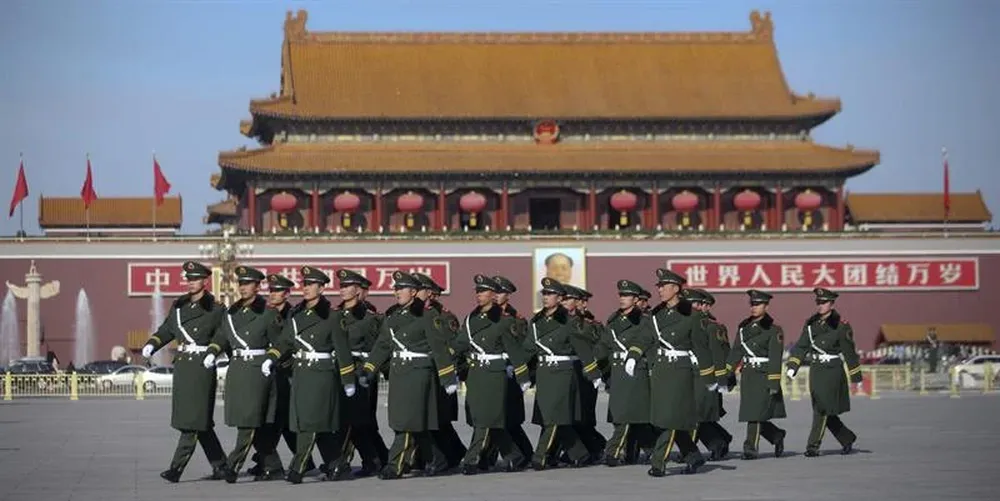 China- Paramilitares marchan por la plaza de Tiananmen, justo frente al Gran Palacio del Pueblo