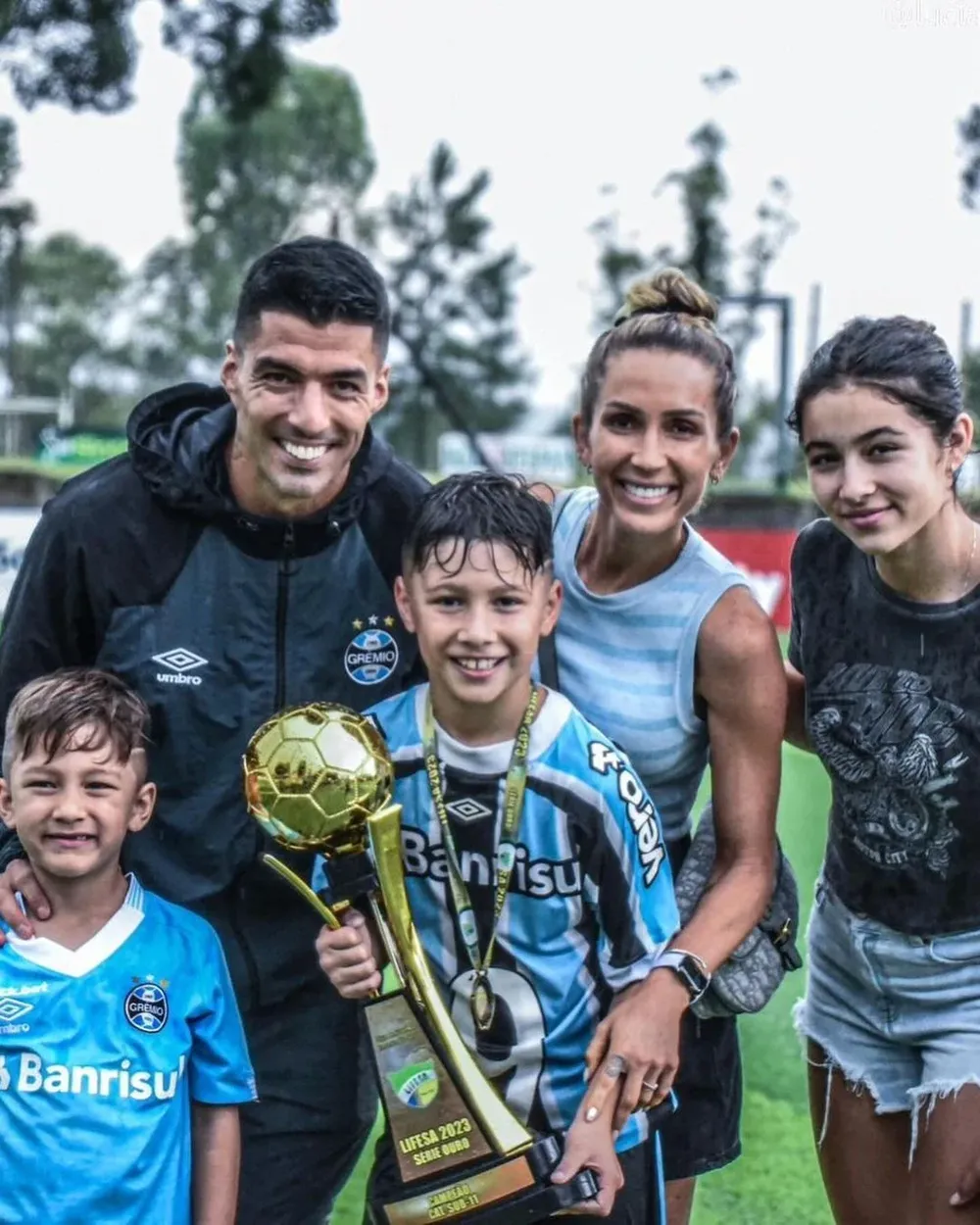 Luis Suárez y su esposa Sofía Balbi, acompañaron a Benjamín, su hijo varón mayor, quien se consagró campeón con la Escuelita de Gremio; en la foto también aparecen Lautaro y Delfina, los otros hijos de la pareja