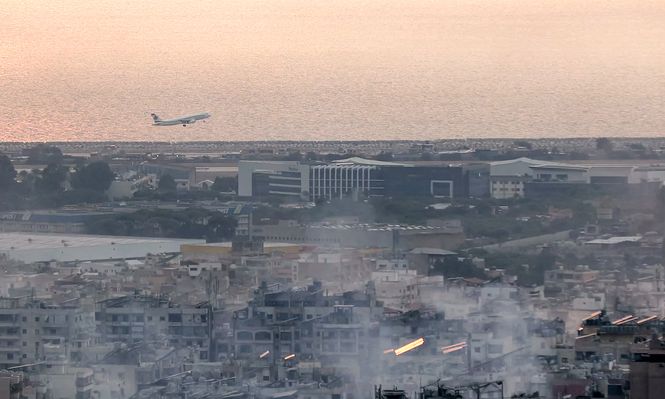 Un avión de Middle East Airlines (MEA), la aerolínea de bandera del Líbano, despega del Aeropuerto Internacional de Beirut el 6 de octubre de 2024 en medio del humo que se eleva desde los sitios cercanos que fueron blanco de ataques aéreos israelíes durante la noche en los suburbios del sur de la capital libanesa.