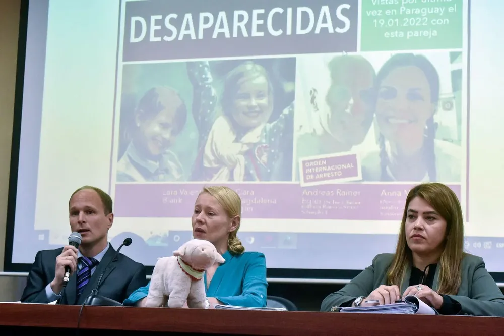 La madre de una de las niñas, en una conferencia de prensa junto a su abogado y al fiscal