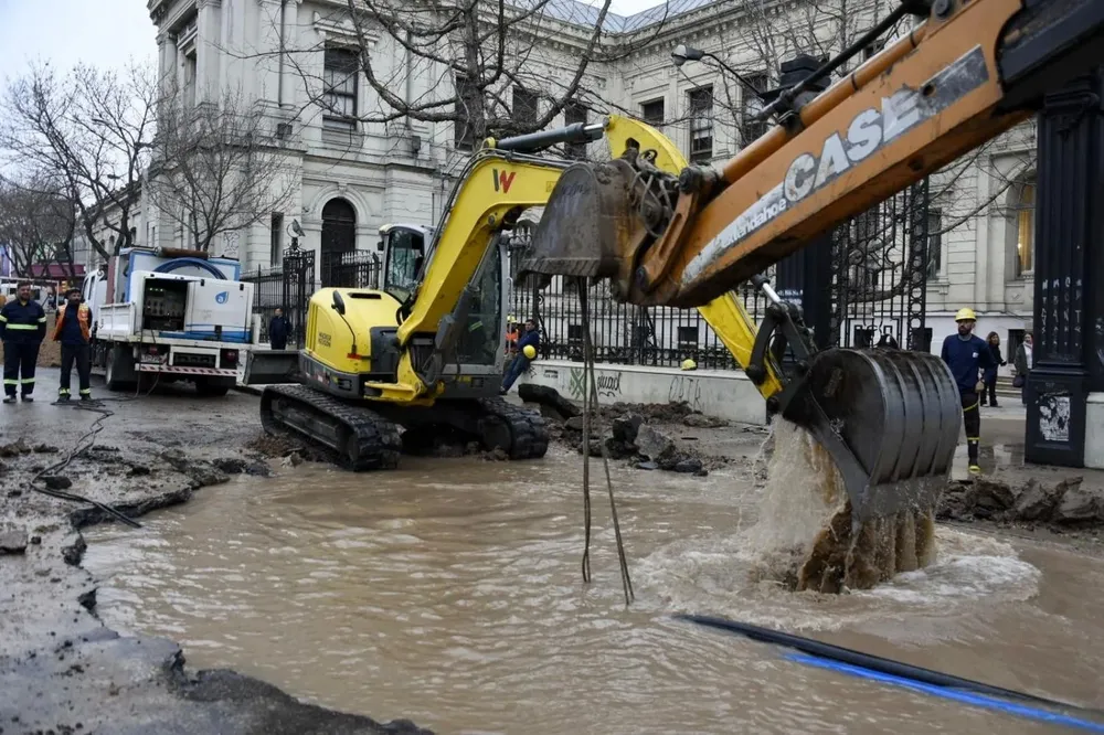 Así luce el frente de la Facultad de Medicina tras la aparición del caño roto.