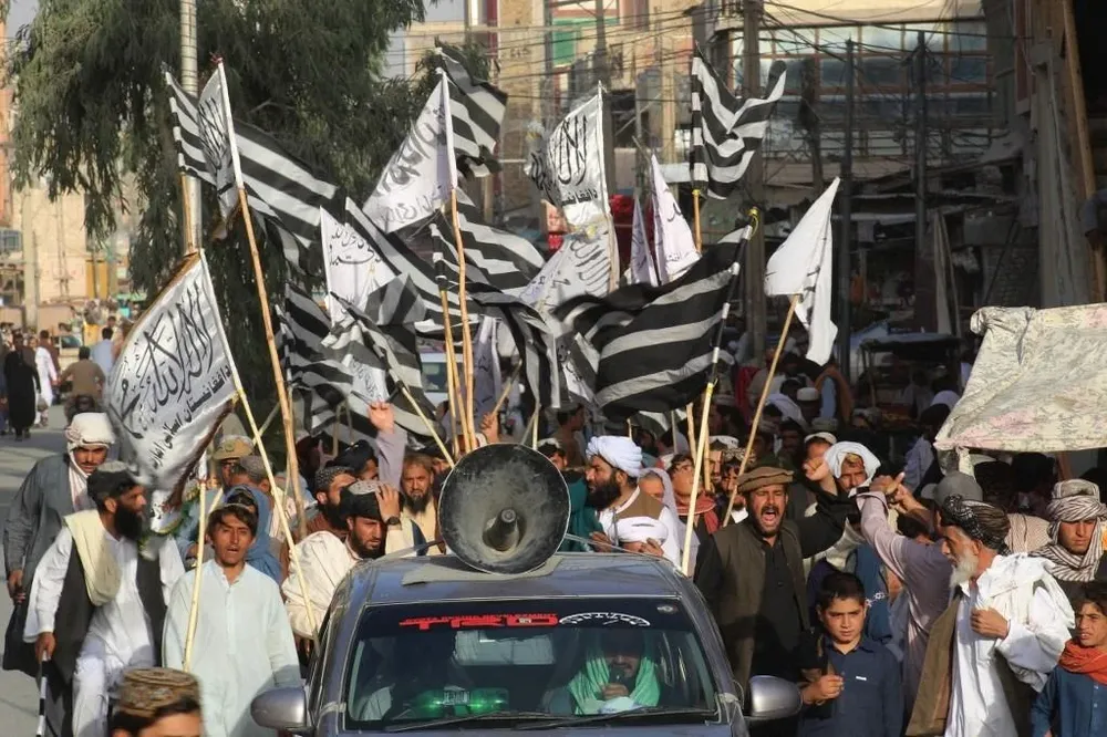 Banderas talibanas en Chamán, ciudad ubicada en la frontera con Pakistán