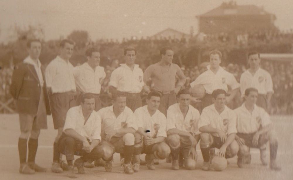 Uno de los equipos de Nacional en la gira de 1925, con la presencia de José Nasazzi; El Mariscal es el segundo de los parados desde la izquierda Uno de los equipos de Nacional en la gira de 1925, con la presencia de José Nasazzi; El Mariscal es el segundo de los parados desde la izquierda
