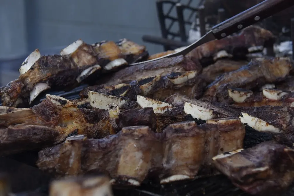 Asado, junto con nalga para milanesas y carne picada, lo más demandado en las carnicerías de barrio en el segmento carnes vacunas.