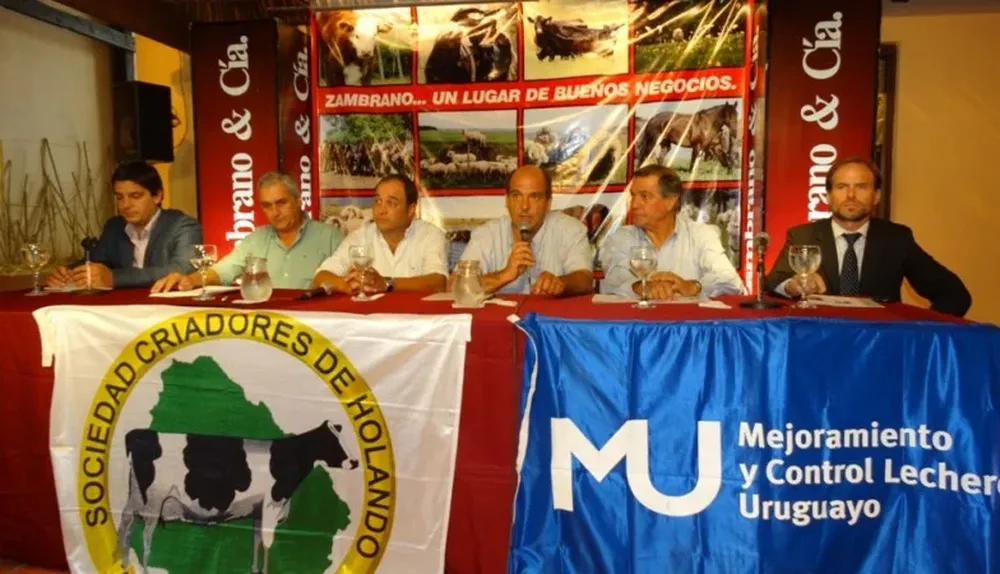 Integrantes de la cabaña, de los escritorios y del banco en la conferencia