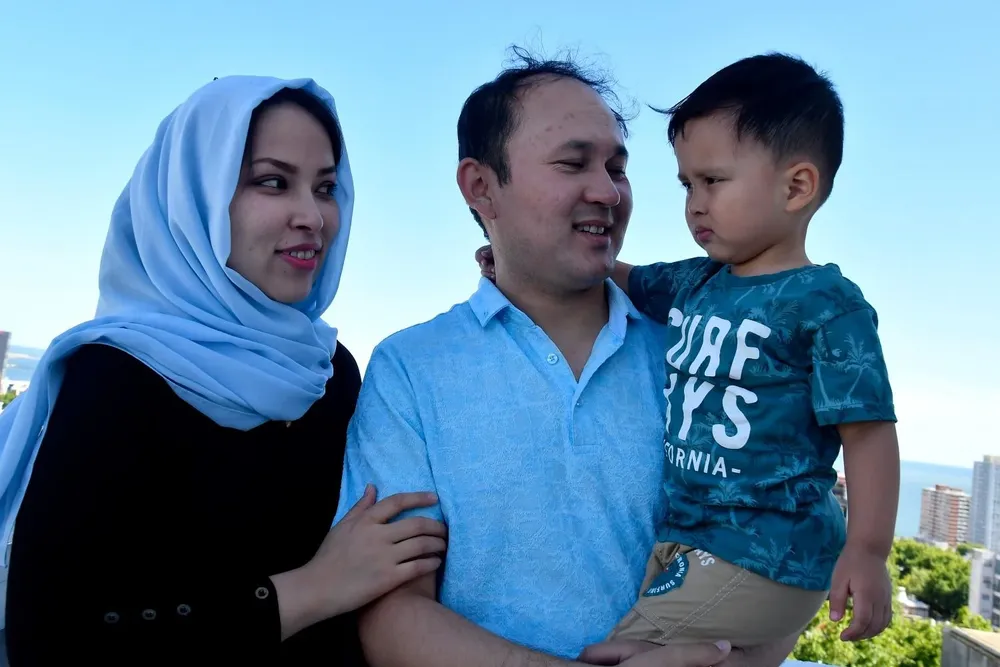 Aliaqa, Taiba y Sina descansan, a salvo, en un hotel de Montevideo.