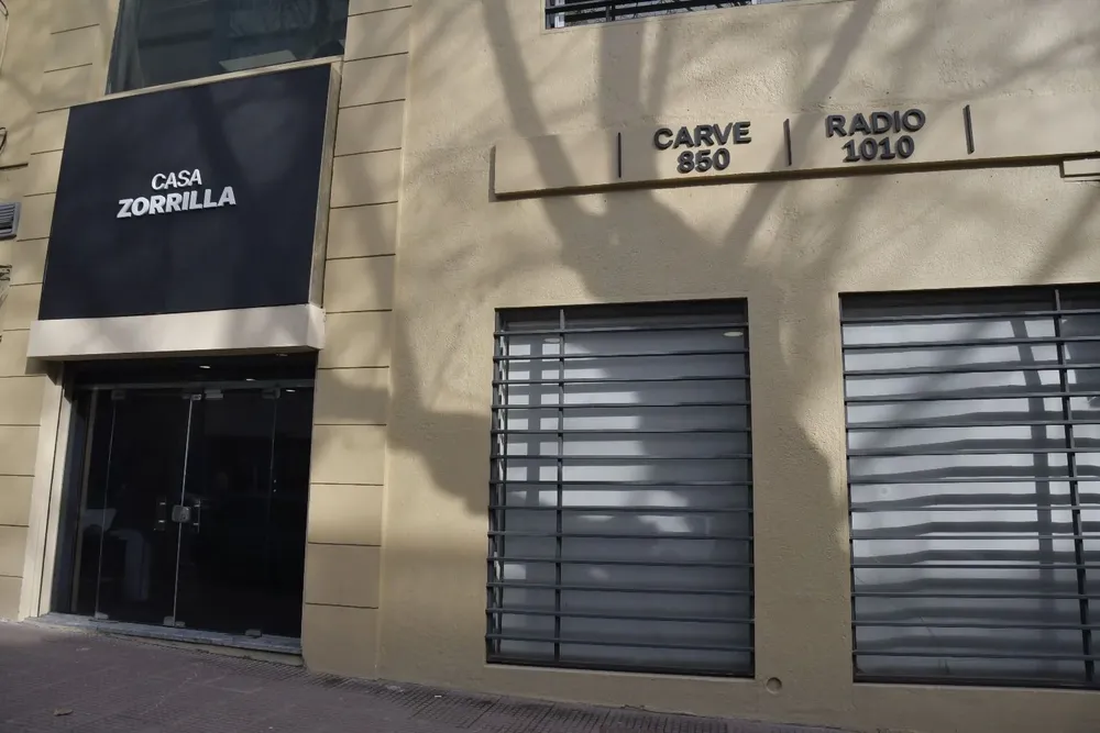 Ubicada en Río Branco 1483, entre Mercedes y Uruguay, la Casa Zorrilla alberga desde este año a radio Carve