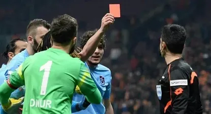 El futbolista que le mostró al juez la roja, luego fue expulsado