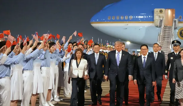 Trump junto al vicepresidente de China Han Zheng