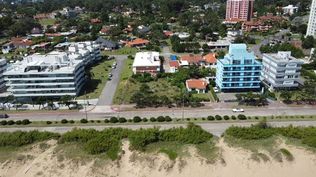 A subasta terreno esquina en la playa Mansa de Punta del Este
