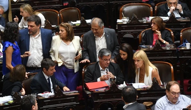 La oposición acelera el tratamiento del Criptogate en el Congreso. 