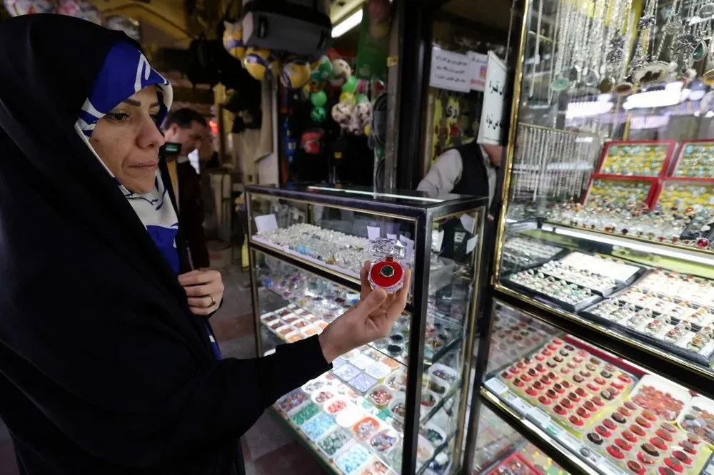 Muchos iraníes creen que el llevar una piedra preciosa atrae la riqueza, como afirma un dicho religioso: la mano que lleva una turquesa no conocerá nunca la pobreza.