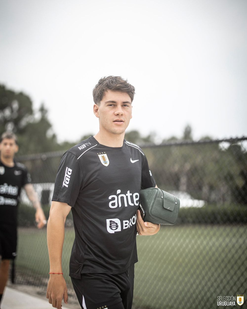 Facundo Pellistri llegando a la práctica