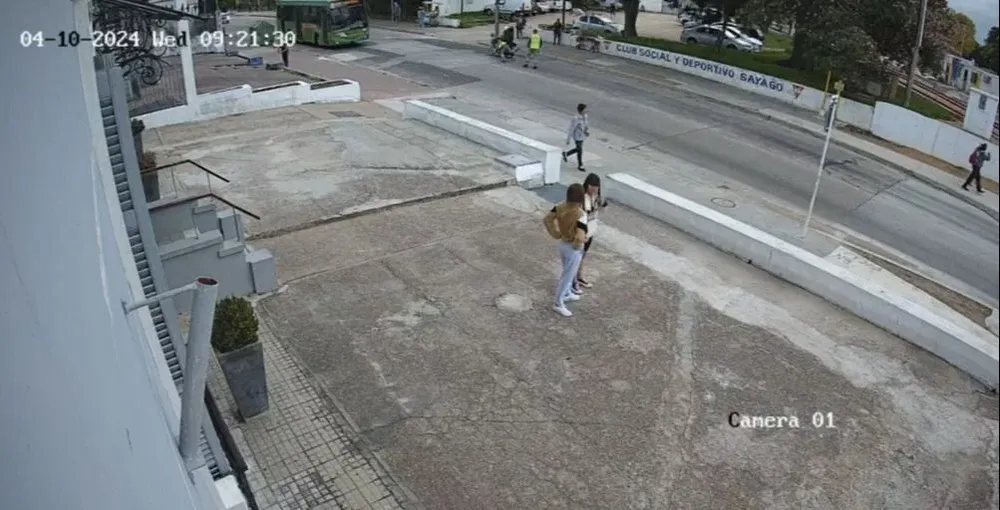 Momento en el que la moto embiste a la inspectora de tránsito de la Intendencia de Montevideo