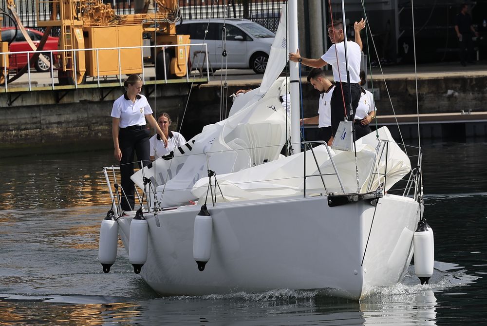 La princesa Leonor en su primera salida al mar en el inicio de su instrucción en la Escuela Naval Militar de Marín. CASA REAL