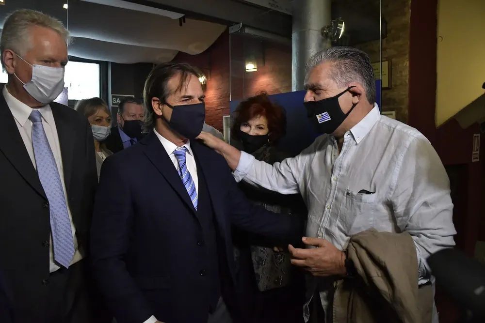 Luis Lacalle Pou junto a Carlitos Páez en el aniversario de la tragedia en 2020