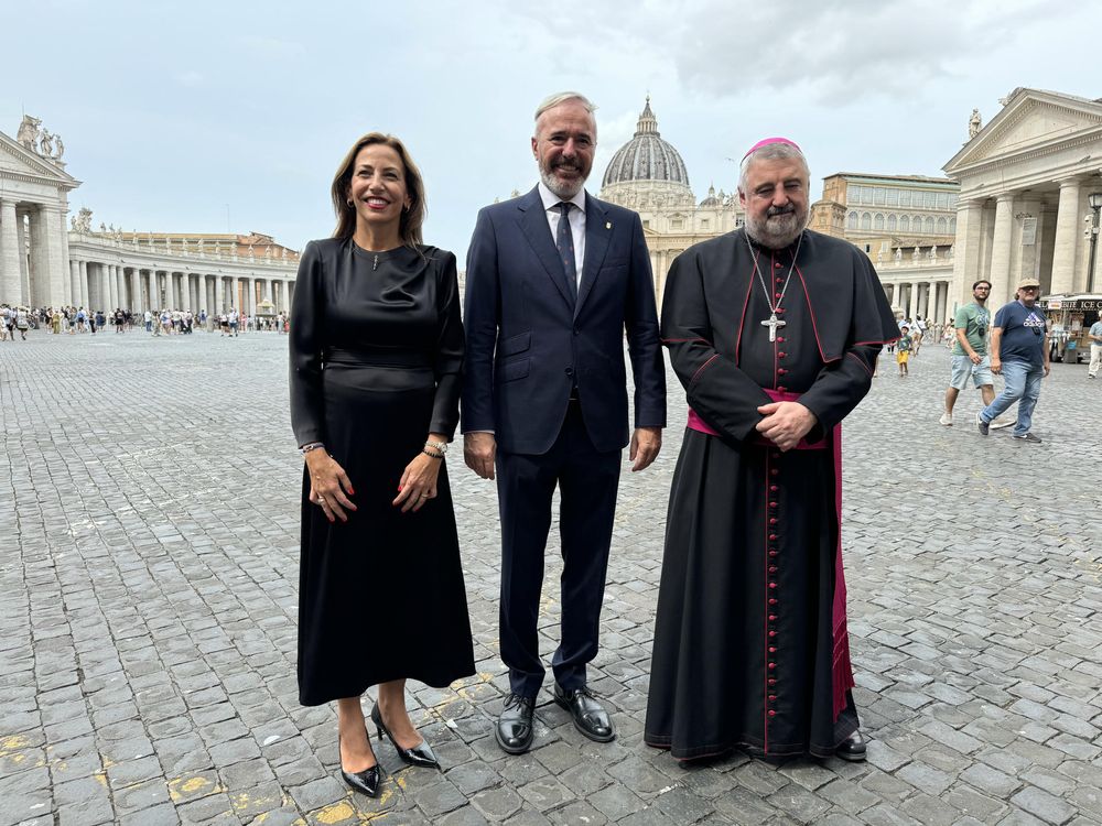 El presidente de Aragón, Jorge Azcón, y la alcaldesa de Zaragoza, Natalia Chueca, en el Vaticano