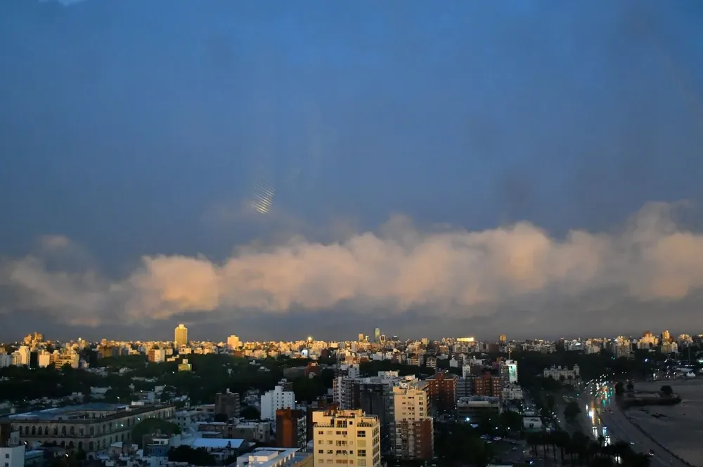 El rango de temperatura para Montevideo va desde una mínima de 23 °C a una máxima de 34 °C