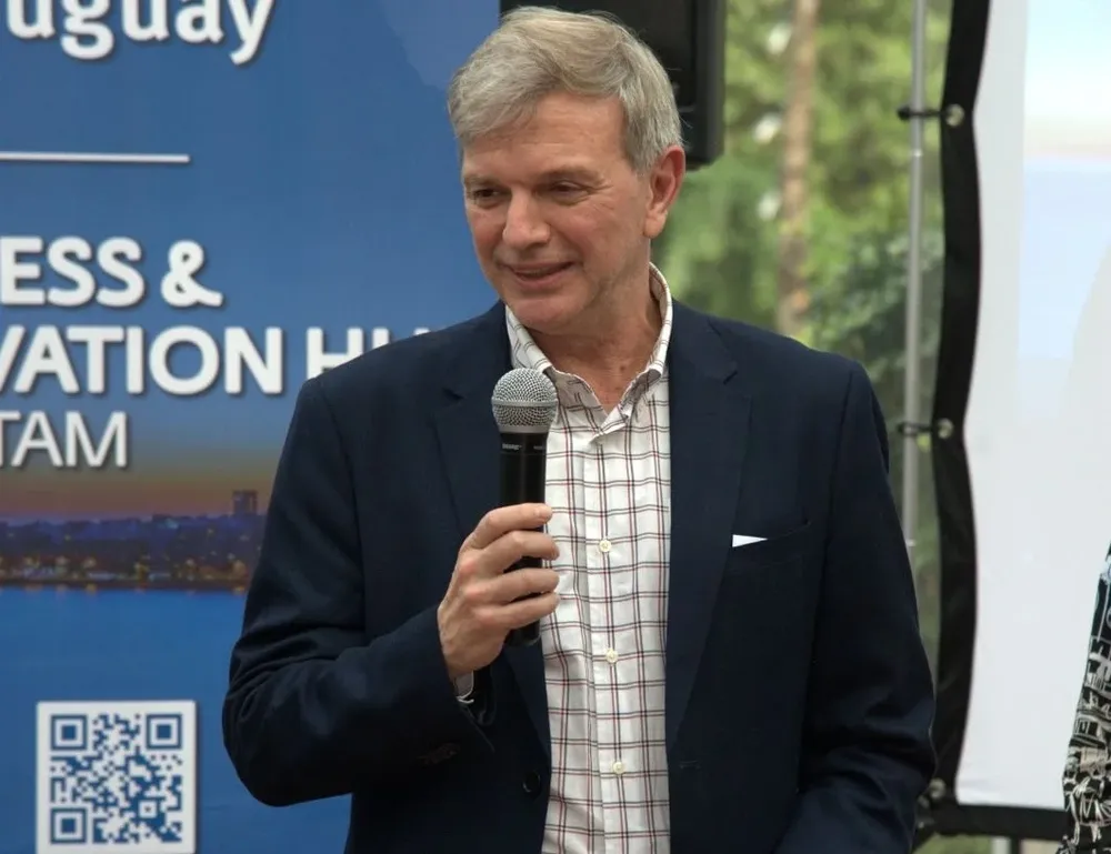 Sebastián Bauzá durante la presentación de Uruguay en París