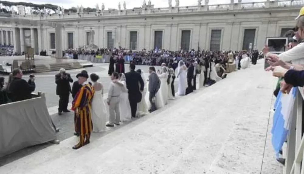 Los esposos se preparan para saludar al Papa