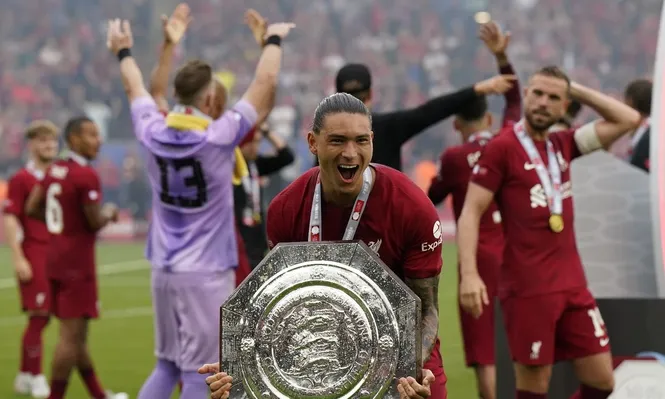 Darwin Núñez con la copa que ganó en su primer partido con Liverpool