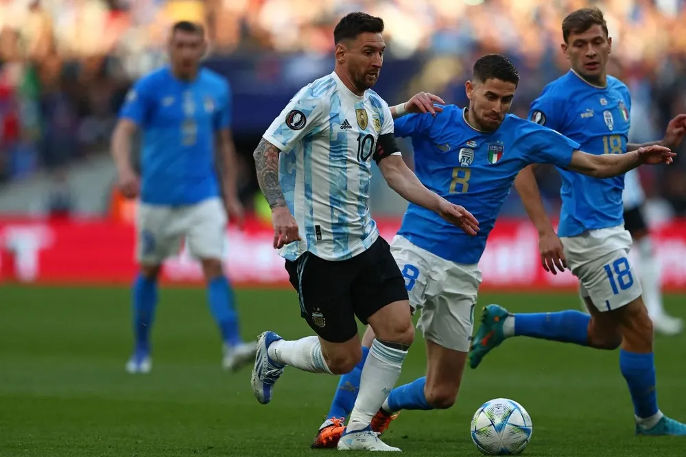 Lionel Messi elude a Jorginho